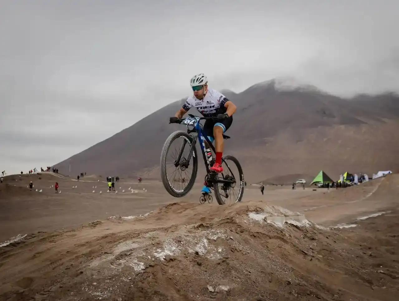 Велосипедист на тренировке в горах