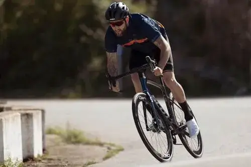 Велосипедист на живописной трассе в горах