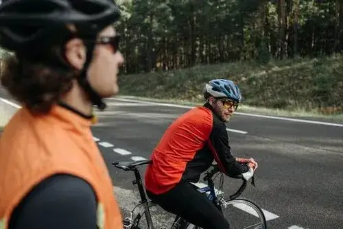 Опытный тренер сопровождает велосипедиста